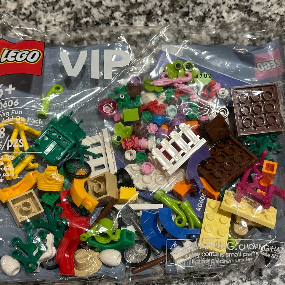 LEGO Spring (#40606) and Winter (#40610) VIP Sets - Picture 8 of 8